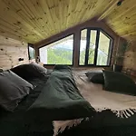 карпатське Hygge для двох з чаном-джакузі у горах