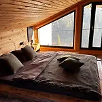 карпатське Hygge для двох з чаном-джакузі у горах *