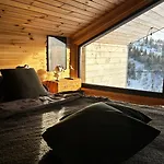 карпатське Hygge для двох з чаном-джакузі у горах Slavske