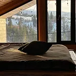 карпатське Hygge для двох з чаном-джакузі у горах Σαλέ Slavske