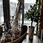 карпатське Hygge для двох з чаном-джакузі у горах *
