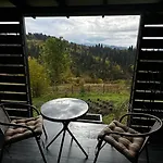 карпатське Hygge для двох з чаном-джакузі у горах