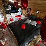 карпатське Hygge для двох з чаном-джакузі у горах Σαλέ