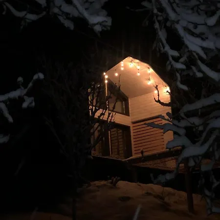 карпатське Hygge для двох з чаном-джакузі у горах Alpehytte