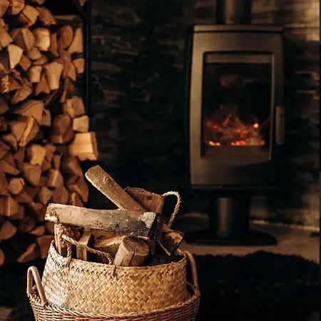 карпатське Hygge для двох з чаном-джакузі у горах Alpehytte