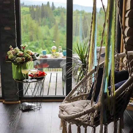 карпатське Hygge для двох з чаном-джакузі у горах Chalet Slawske