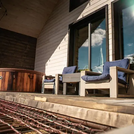 карпатське Hygge для двох з чаном-джакузі у горах