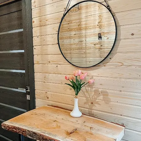 карпатське Hygge для двох з чаном-джакузі у горах Chalet