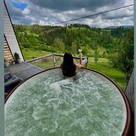 карпатське Hygge для двох з чаном-джакузі у горах Slavske