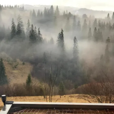карпатське Hygge для двох з чаном-джакузі у горах *