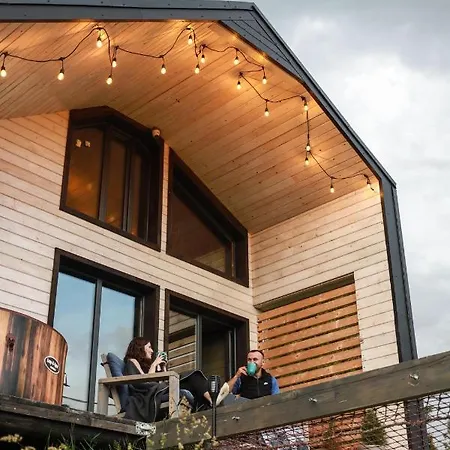 карпатське Hygge для двох з чаном-джакузі у горах Slavske