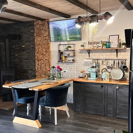 карпатське Hygge для двох з чаном-джакузі у горах Slavske