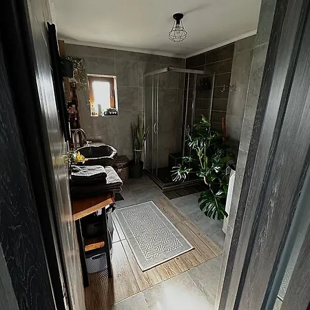 карпатське Hygge для двох з чаном-джакузі у горах *