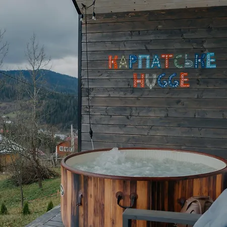 карпатське Hygge для двох з чаном-джакузі у горах Σαλέ Slavske