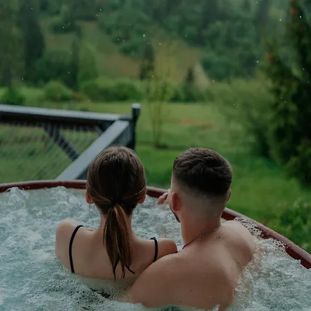 карпатське Hygge для двох з чаном-джакузі у горах Σαλέ