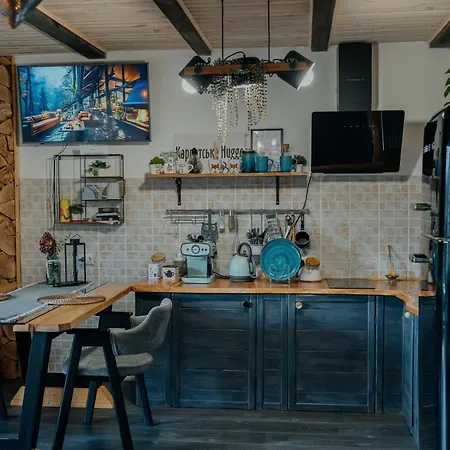 карпатське Hygge для двох з чаном-джакузі у горах *