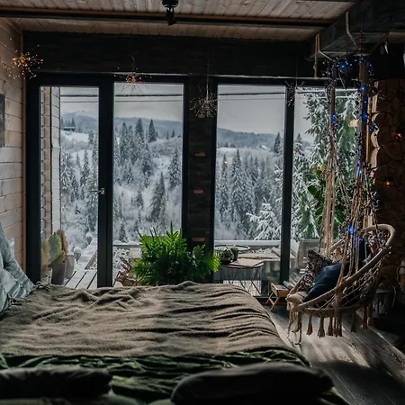 карпатське Hygge для двох з чаном-джакузі у горах Slavske