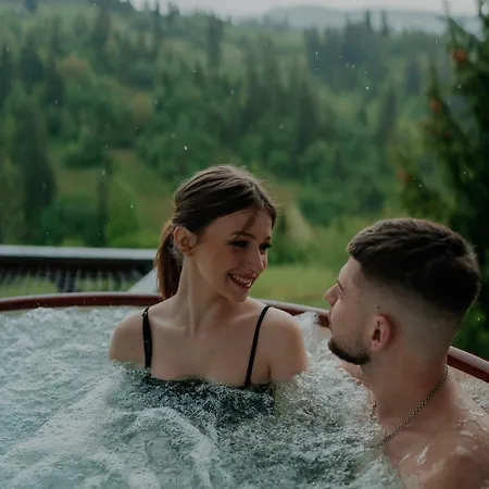 карпатське Hygge для двох з чаном-джакузі у горах Slavske