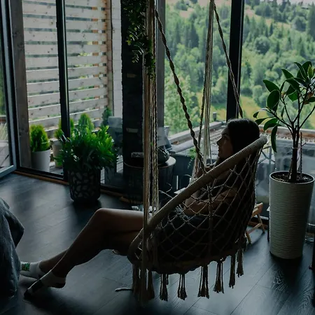 карпатське Hygge для двох з чаном-джакузі у горах