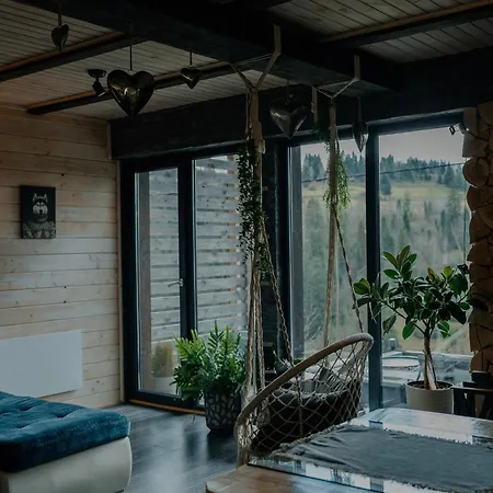 карпатське Hygge для двох з чаном-джакузі у горах *