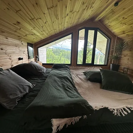 карпатське Hygge для двох з чаном-джакузі у горах