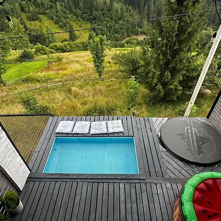 карпатське Hygge для двох з чаном-джакузі у горах Chalet *
