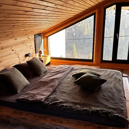 карпатське Hygge для двох з чаном-джакузі у горах *