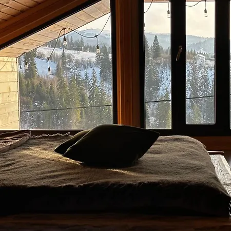 карпатське Hygge для двох з чаном-джакузі у горах Alpehytte Slavske