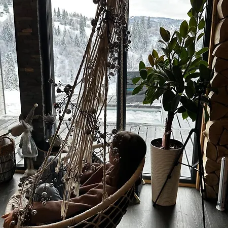 карпатське Hygge для двох з чаном-джакузі у горах *