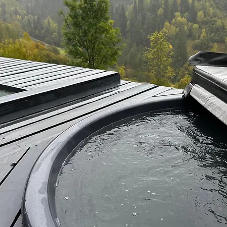 карпатське Hygge для двох з чаном-джакузі у горах Alpehytte