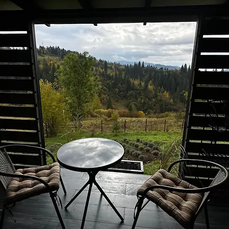 карпатське Hygge для двох з чаном-джакузі у горах