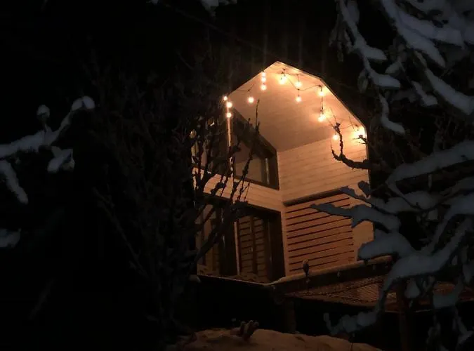 карпатське Hygge для двох з чаном-джакузі у горах Chalet