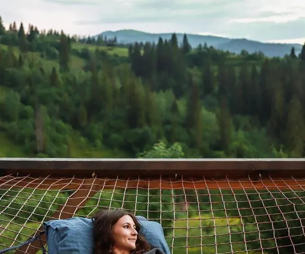 карпатське Hygge для двох з чаном-джакузі у горах Slavske