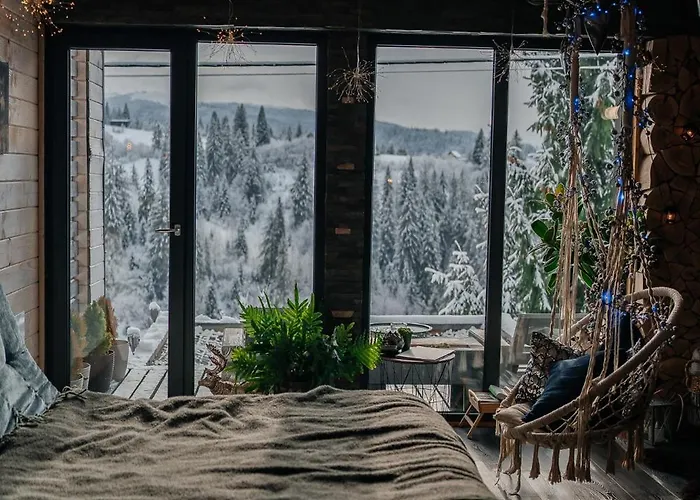 карпатське Hygge для двох з чаном-джакузі у горах Slavske
