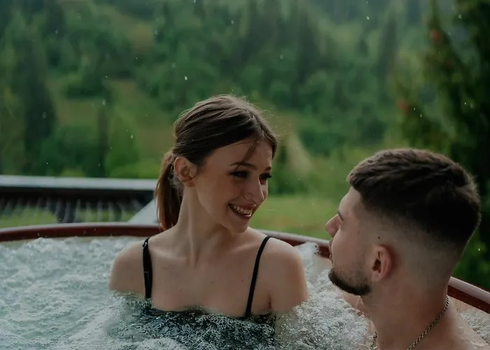 карпатське Hygge для двох з чаном-джакузі у горах Slavske