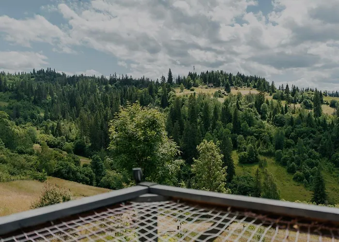 карпатське Hygge для двох з чаном-джакузі у горах Chalet