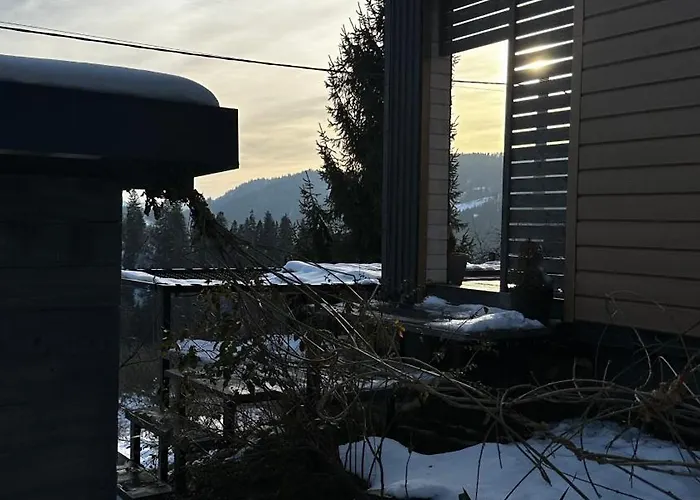 карпатське Hygge для двох з чаном-джакузі у горах Chalet