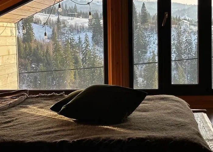 карпатське Hygge для двох з чаном-джакузі у горах Chalet Slavske