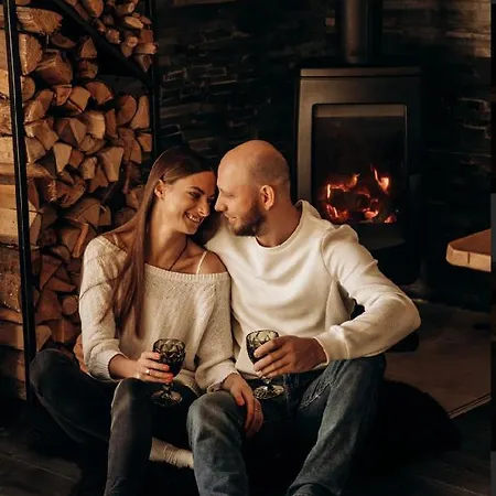 Alpesi faház карпатське Hygge для двох з чаном-джакузі у горах
